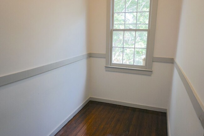 Building Photo - 2 BED | 1 BATH | JUST RENOVATED | VICTORIA...