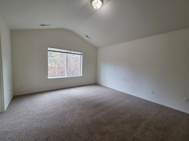 Building Photo - $400 Move In Credit!! 3 Bed/2.5 Bath Single Family Home in River Canyon Estates - BRAND NEW CARPET