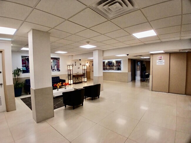 Building Photo - 4164 Inverrary Dr