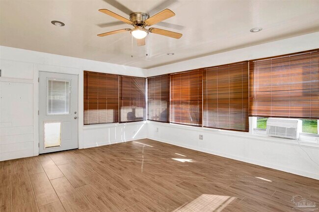 Building Photo - 4036 Shorewood Dr