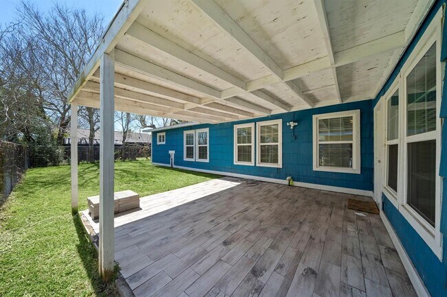 Building Photo - 105 Pompano Ave