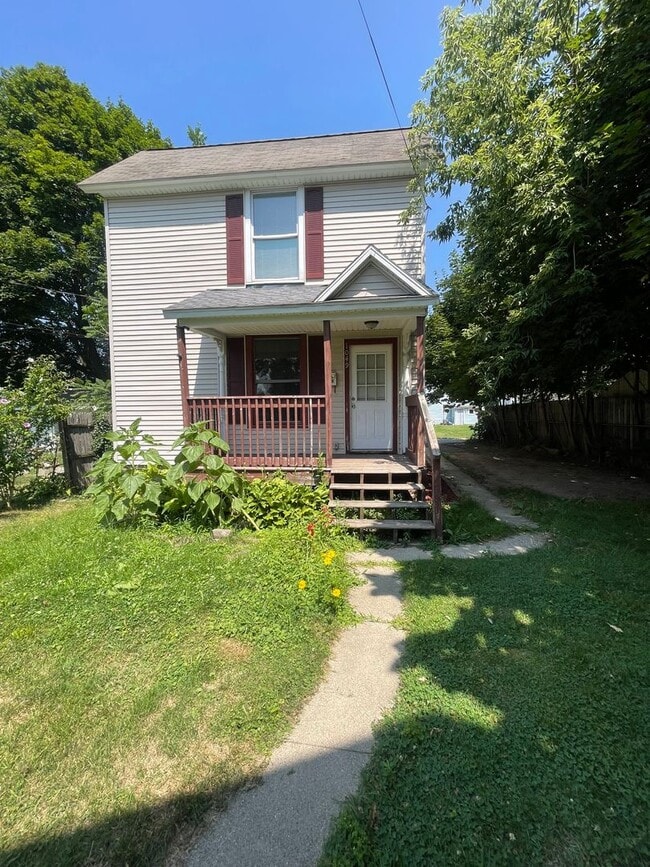 Building Photo - Charming Two-Bedroom Home Awaits!