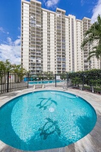 Building Photo - 2/2 Condo with 1 parking in Pool Community