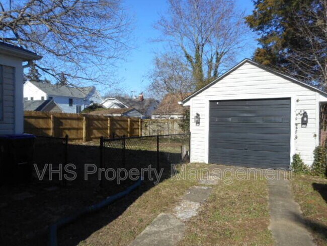 Building Photo - 815 Bright St