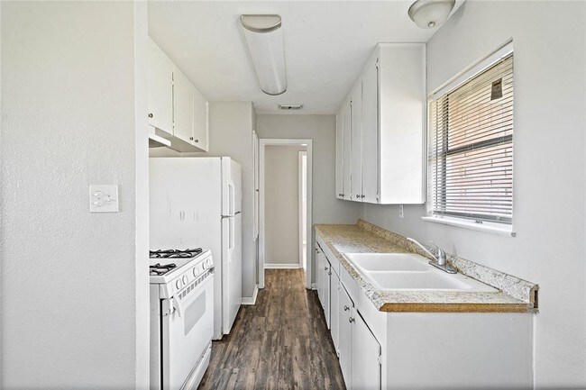 Building Photo - 105 Plum St