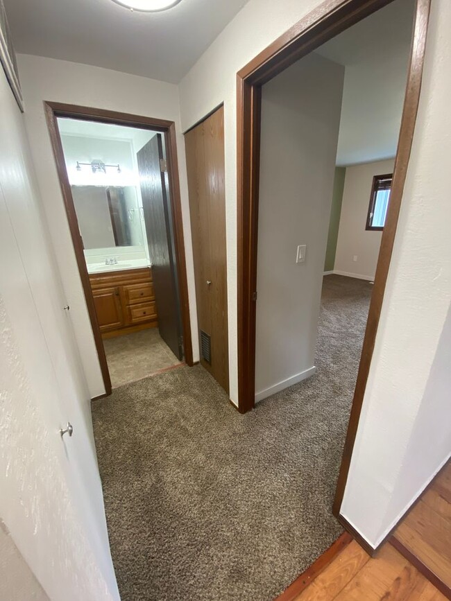 Building Photo - Well maintained (1) bedroom, (1) bathroom ...
