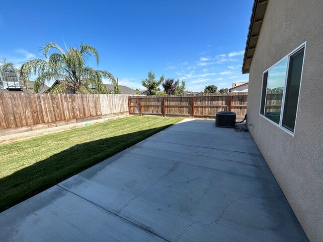 Building Photo - Beautiful 4 Bedroom 2 Bathroom Home in SE Visalia with Solar and Yard Care!