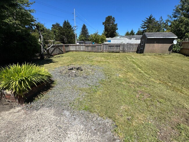 Building Photo - 3 Bedroom House in Waldport!