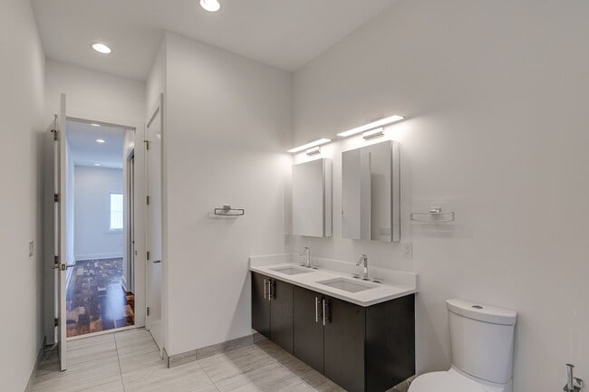 Building Photo - Northern Liberties Townhome with Parking