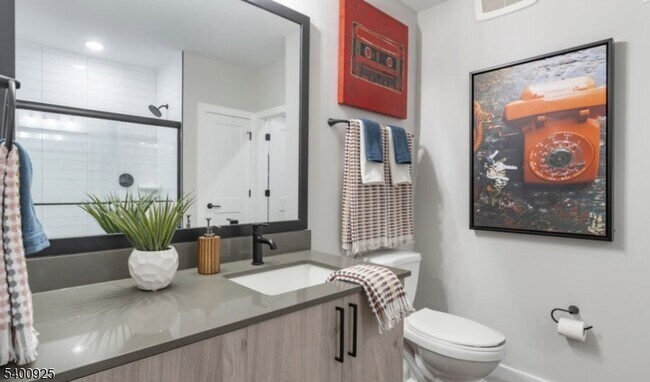 Building Photo - 100 Union St