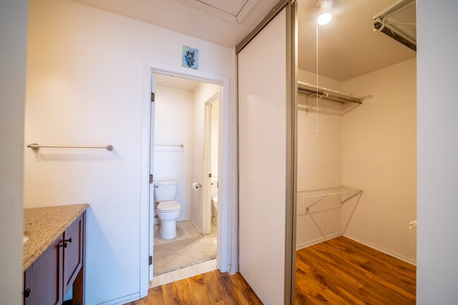 Building Photo - 7020 Barrington Ct