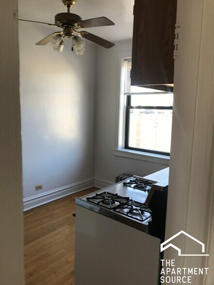 Building Photo - 1913 W Larchmont Ave