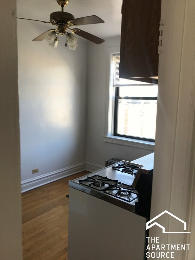 Building Photo - 1913 W Larchmont Ave