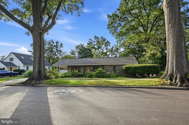 Building Photo - 840 Delmont Dr