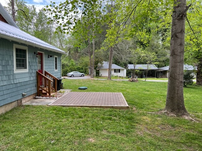 Building Photo - Charming Flat Rock Bungalow