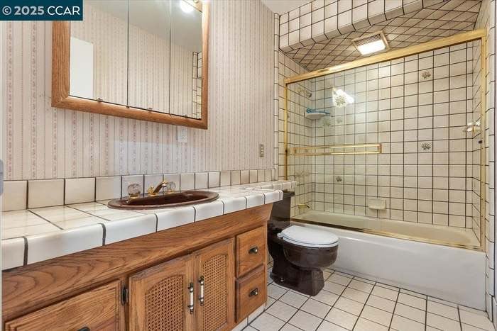 Building Photo - 987 Vía Bregani