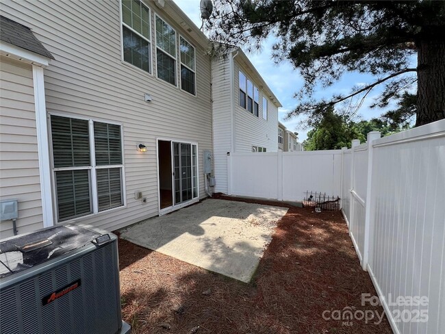 Building Photo - 10010 Blakeney Preserve Dr