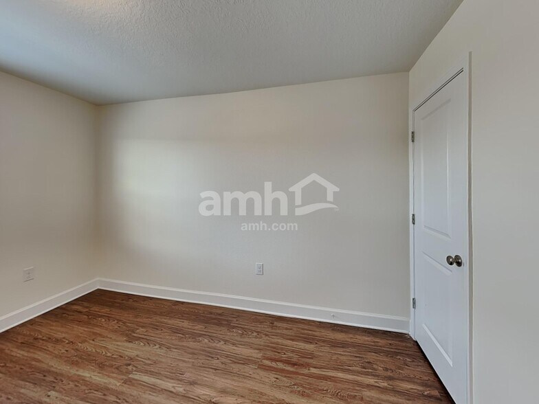 Building Photo - 37655 Dusty Saddle Ln