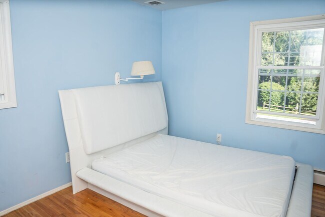 Building Photo - 1643 Colonial Manor Dr