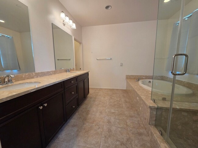 Building Photo - New Listing!