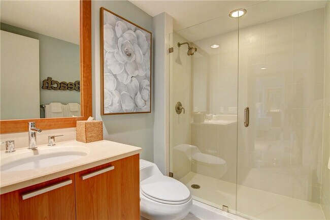 Building Photo - 2640 Lake Shore Dr