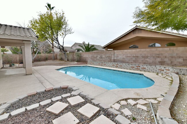 Building Photo - 1 Story with POOL