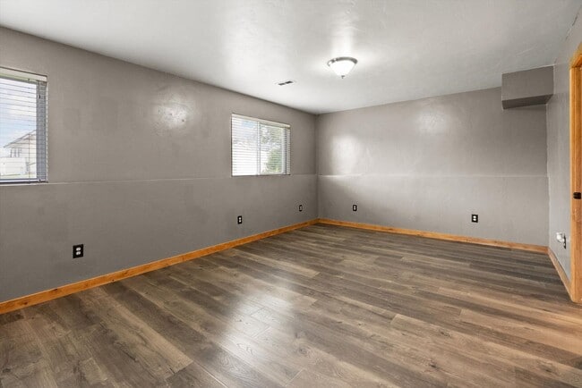 Building Photo - Amazing 3 Bedroom/2 Bath Bi-Level Home for...