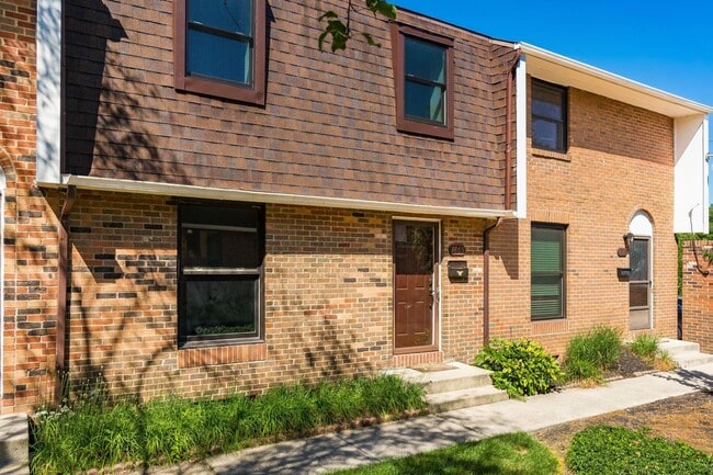 Building Photo - 1865 Willoway Cir N