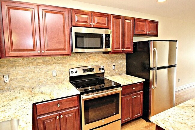 Building Photo - 705 River View Ln