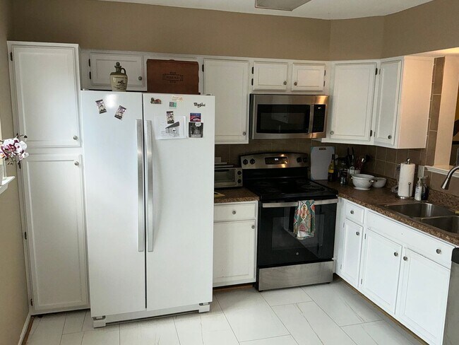Building Photo - Very clean and well maintained 3BR 2 full ...