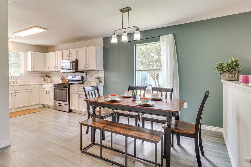 Building Photo - Room in House on Hungry Horse Dr