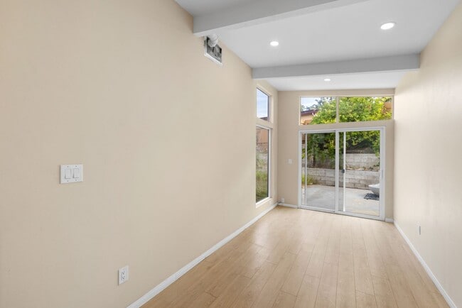 Building Photo - Beautiful 4BD/2BA on Baja!! Great backyard space with turf & fire pit!!