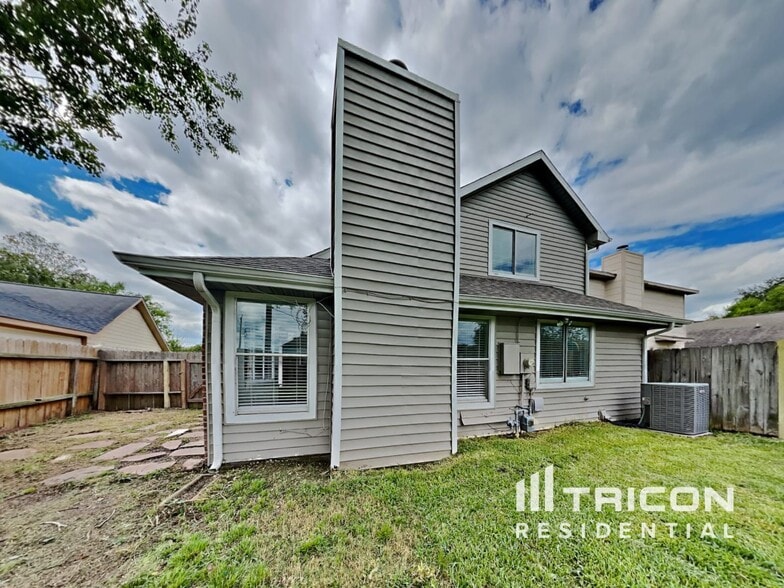 Building Photo - 2013 Greenwood Dr