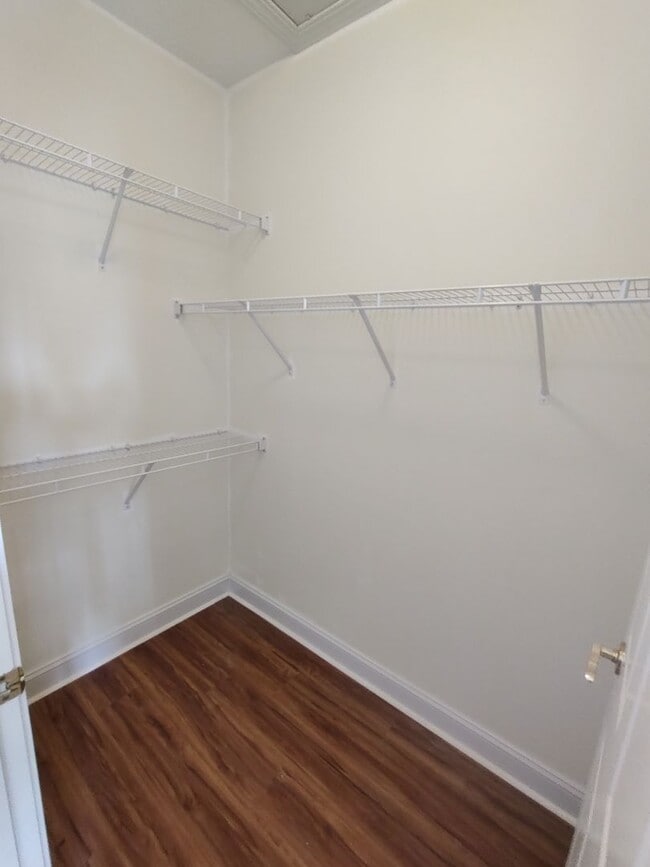 Building Photo - MOVE IN READY! 3rd Floor Condo with BEAUTIFUL Pond View! Central Location!