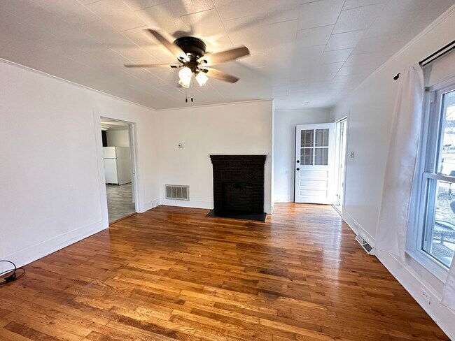 Building Photo - 219 College St