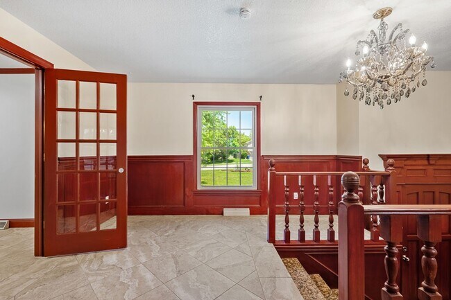 Building Photo - Large Home on Almost 2 Acres!