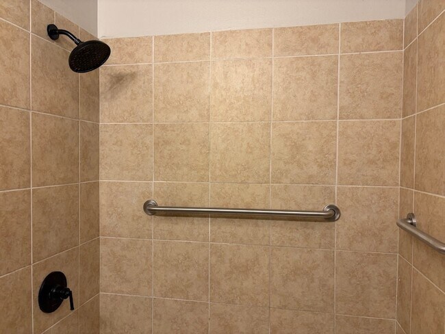 Building Photo - 5818 Glenhurst Dr