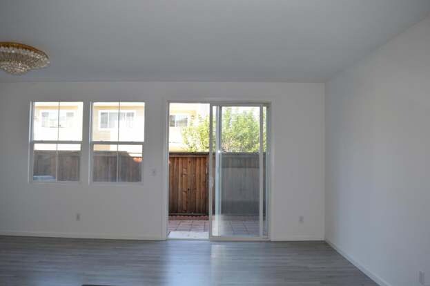 Building Photo - 472 Crespi Pl