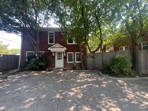 Building Photo - 2Bed/1bath Duplex in Hyde Park with Small Yard