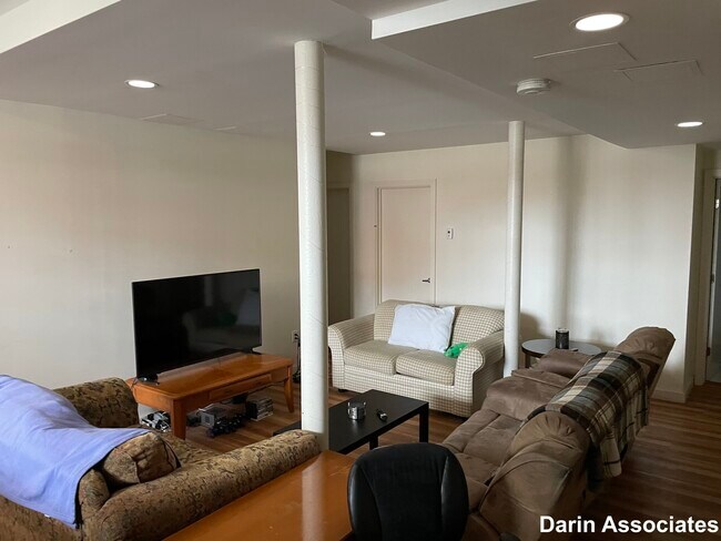 Building Photo - 37 Day St