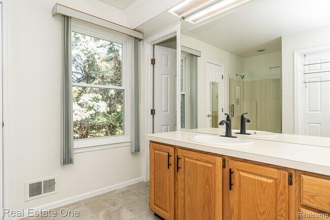 Building Photo - 619 Whitney Dr