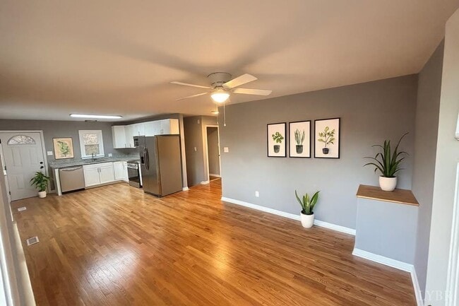 Building Photo - 251 Lakeview Dr