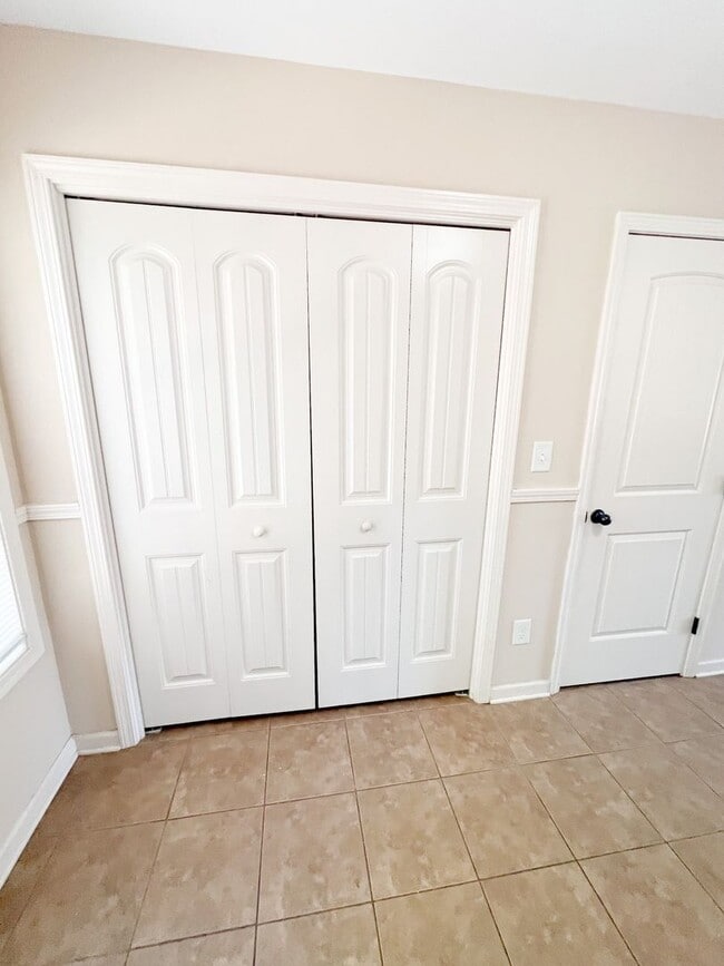 Building Photo - 2 Bedroom 1.5 Bath Townhome