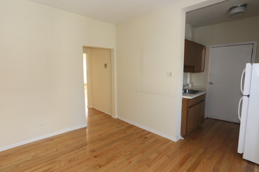 Building Photo - 714 W Barry Ave