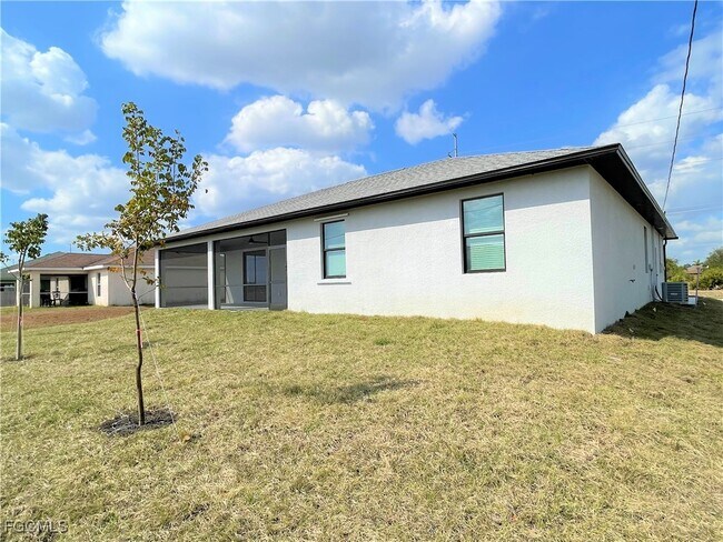 Building Photo - 702 Kismet Pkwy E