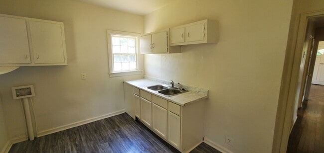 Building Photo - 3 Bedroom 1 Bathroom House