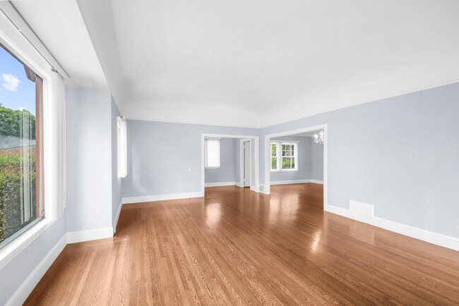 Building Photo - 733 Grosvenor Pl