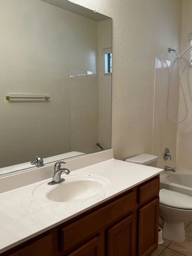 Building Photo - Great home in Sun Groves!