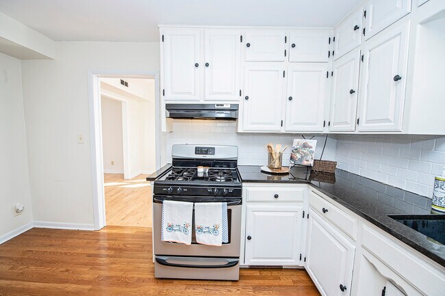 Building Photo - 1448 E Walnut St