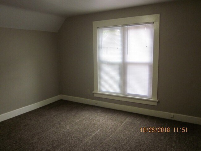 Building Photo - 828 Huestis Ave